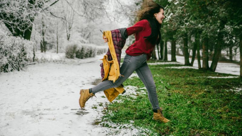 Colaj cu o femeie care trece de la zăpadă la iarbă
