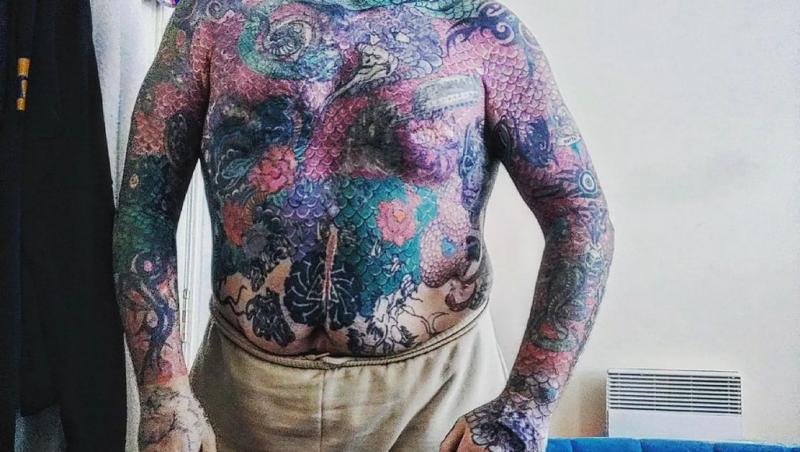 „Am petrecut 1500 de ore sub acul de tatuaje și era să-mi pierd brațul”. Cum arată cel mai tatuat bărbat din Marea Britanie