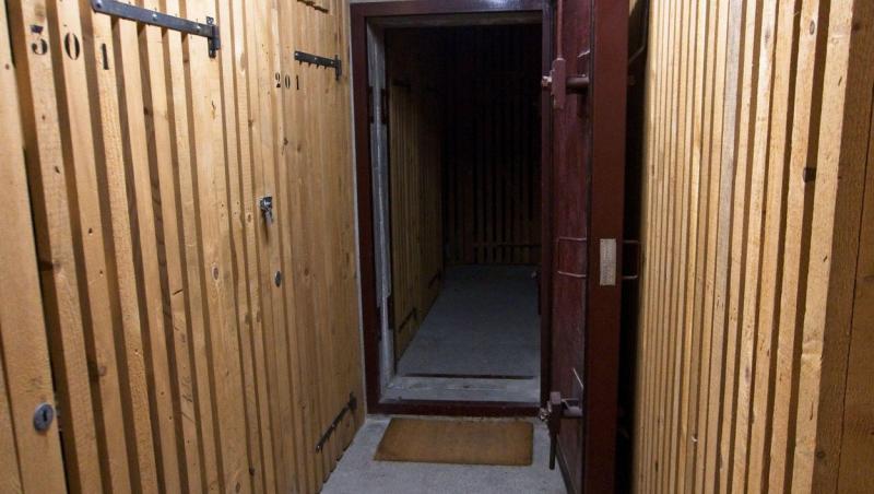 imagine cu o usa care duce la subsolul unei case