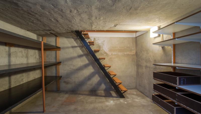O tânără a descoperit un buncăr în subsolul casei bunicii sale. Ce se afla în interior, de fapt