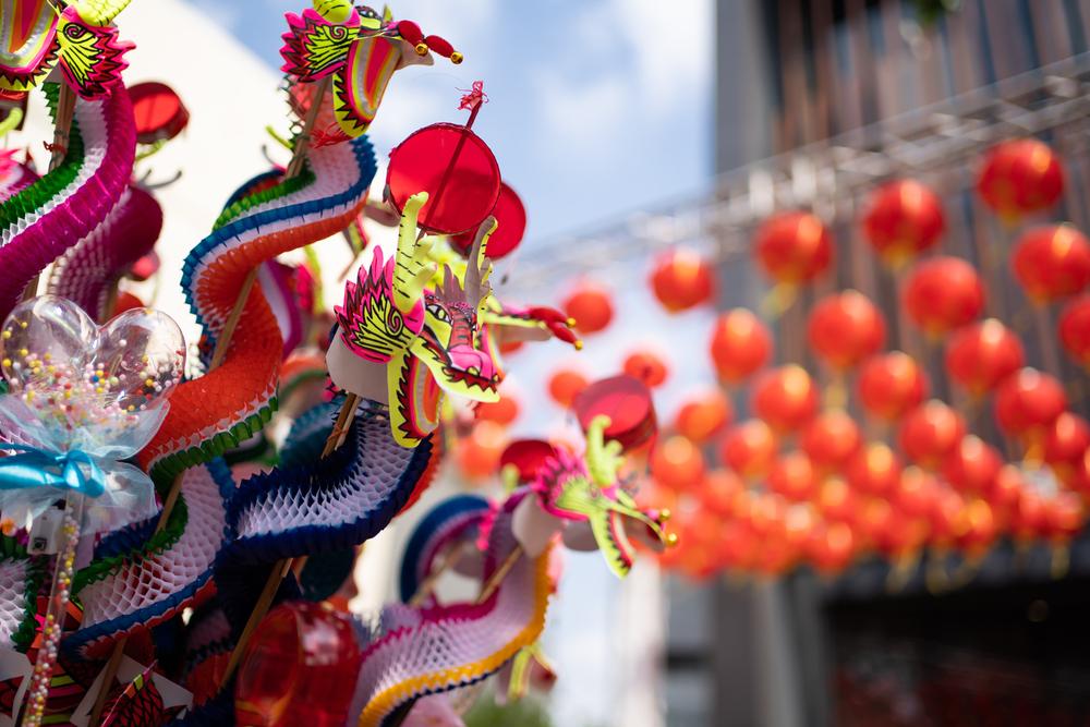 imagine cu dragoni si felinare de anul nou chinezesc