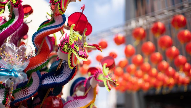 Anul Nou Chinezesc 2024 începe sâmbătă, 10 februarie 2024, marcând sfârșitul Anului Iepurelui și începutul Anului Dragonului