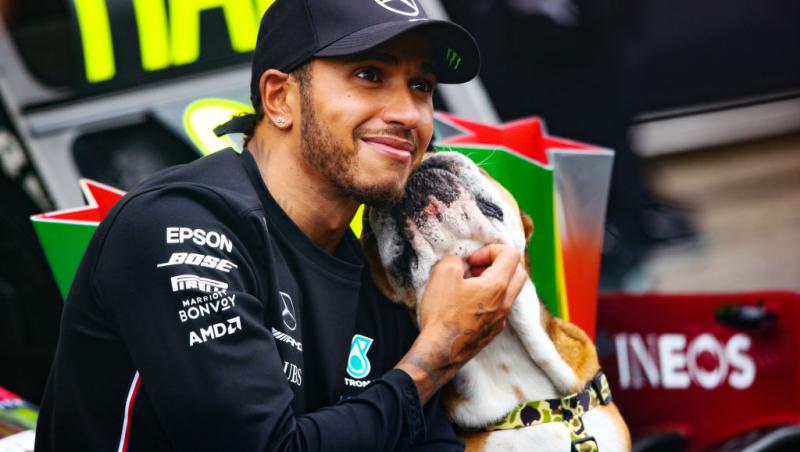 „Foarte fericit și sănătos” Roscoe Hamilton, cel mai celebru cățel de pe grila Formula 1™ are o dietă aparte