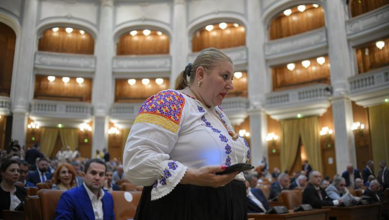 Diana Șoșoacă a rămas fără permis din cauza vitezei. Senatoarea s-a filmat în timp ce se certa cu polițiștii: „O să iau avionul”