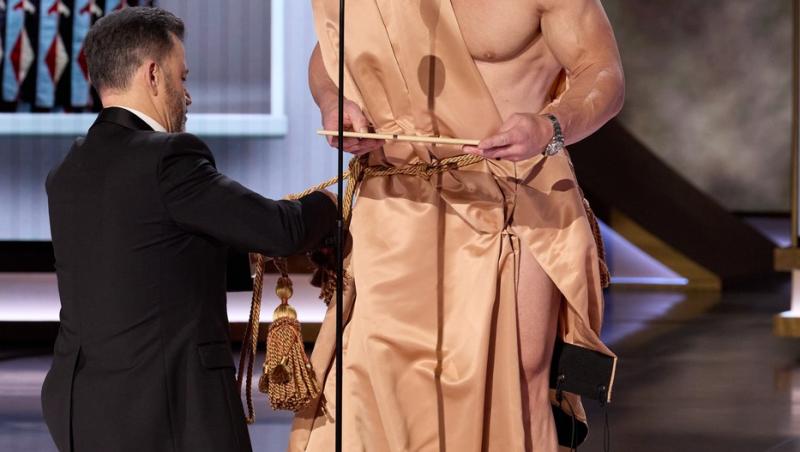 A apărut doar în papuci la Premiile Oscar 2024. John Cena, complet dezbrăcat pentru a oferi distincția la Cele mai bune costume