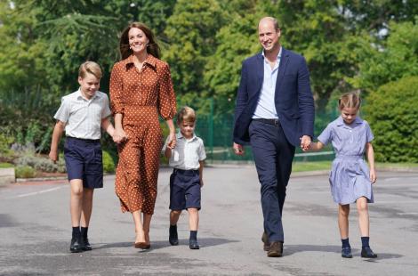 Kate Middleton își cere scuze pentru controversata poză de Ziua Mamei făcută alături de copii