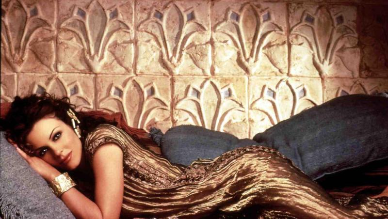 Elizabet Hurley face din nou furori pe covorul roșu, la vârsta de 58 ani. Celebra actriță a fost însoțită de un tânăr care a atras toate privirile.