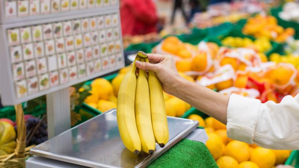 Banane care sunt pregătite pentru a fi cântărite în supermarket