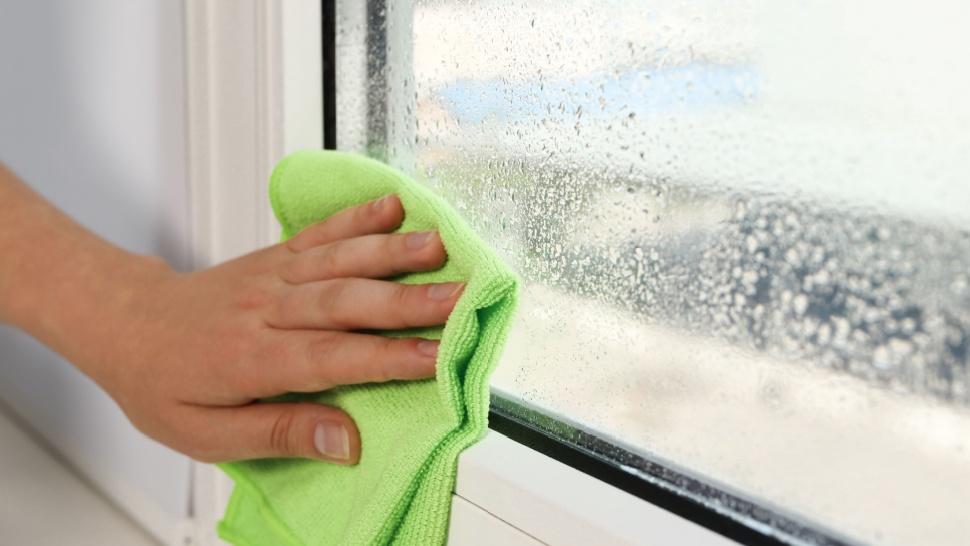 Curățarea umidității de pe geam