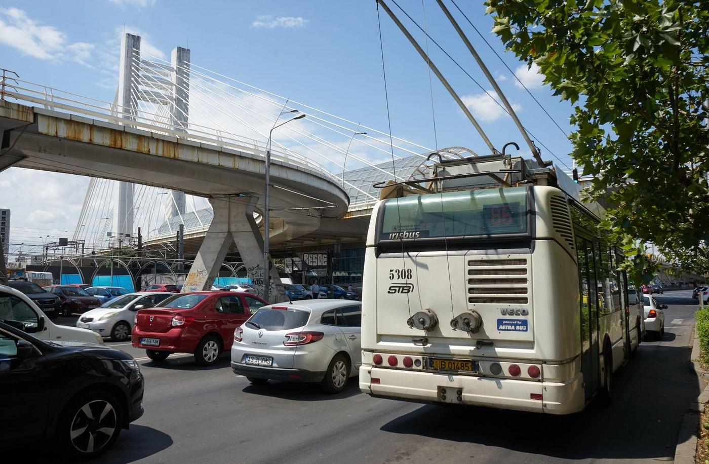 Ce a putut să își facă un șofer de autobuz din București în mașină! Călătorii fac ochii mari când au văzut parbrizul