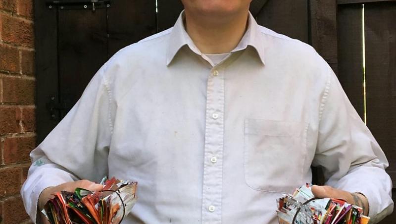 Un bărbat a reușit să strângă aproximativ 24.000 de pungi de chips-uri în propria casă. Cum a fost posibil și ce urmărește