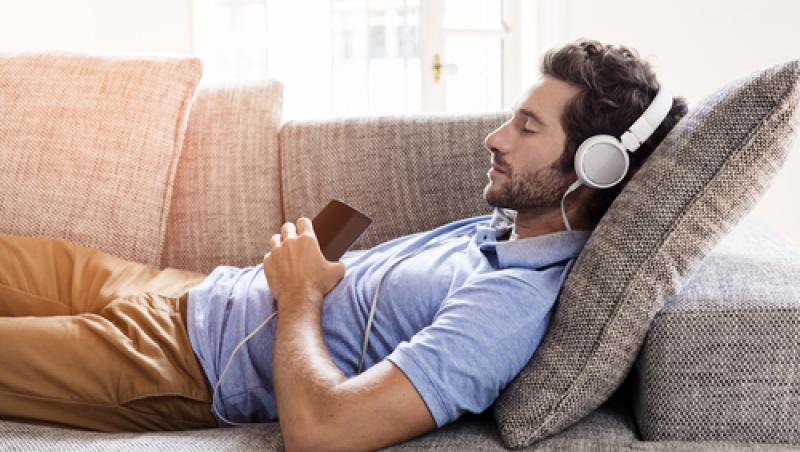 Persoanele care ascultă muzică la căști pe timp îndelungat se expun la riscuri extrem de grave. Medicii trag un semnal de alarmă