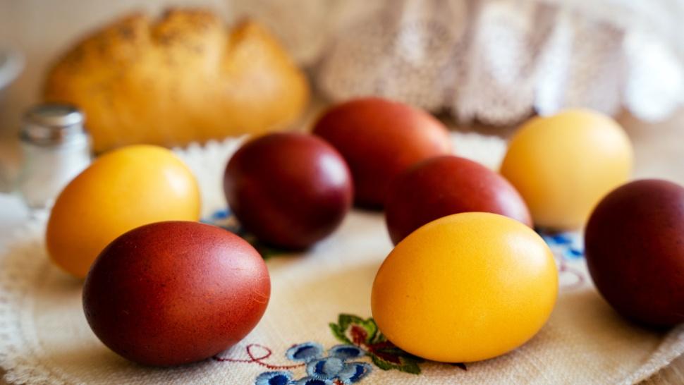 ouă vopsite natual în roșu și galben
