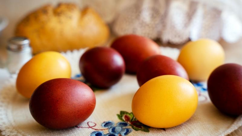 ouă vopsite natual în roșu și galben