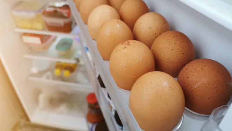 De ce nu se țin ouăle pe ușa frigiderului niciodată!