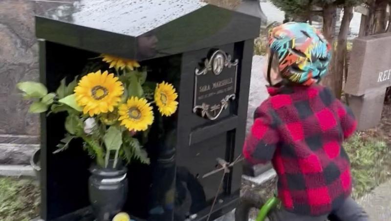Ce a făcut un băiețel de 3 ani, atunci când a ajuns la mormântul mamei sale! Bunica a filmat totul. Imaginile sunt dureroase