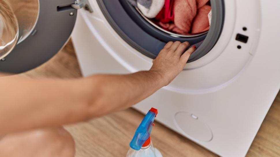 Imagine cu haine în mașina de spălat
