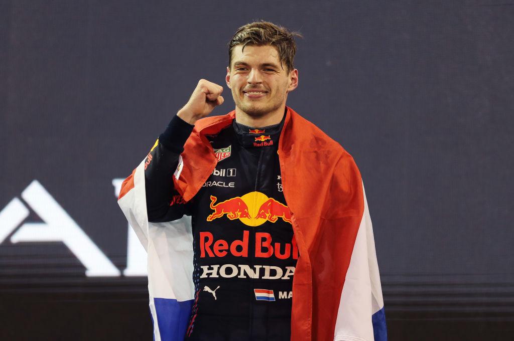 max verstappen câștigătorul marelui premiu bahrain cu pumnul ridicat și steagul olandei pe după umeri