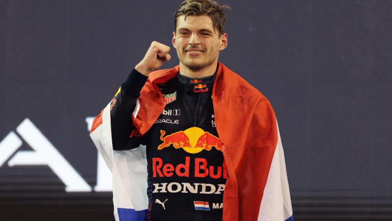 max verstappen câștigătorul marelui premiu bahrain cu pumnul ridicat și steagul olandei pe după umeri