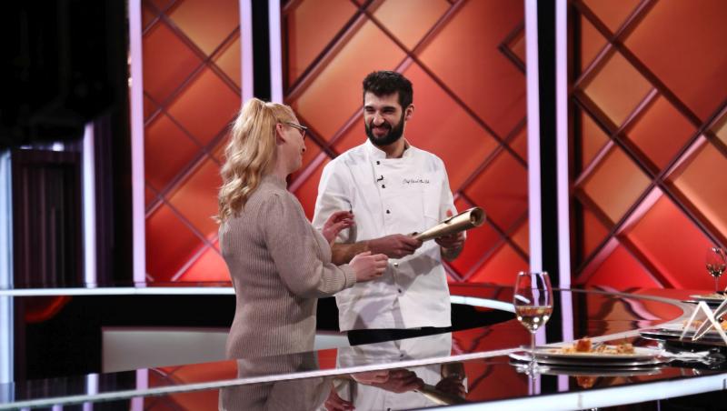 Chef Richard Abou Zaki, primul jurat care a dat cuțitul de aur în noul sezon Chefi la cuțite. Cine a câștigat amuleta de aseară