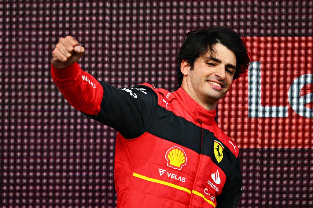 carlos sainz pe podium, câștigător al Marelui Premiu al Australiei 2024