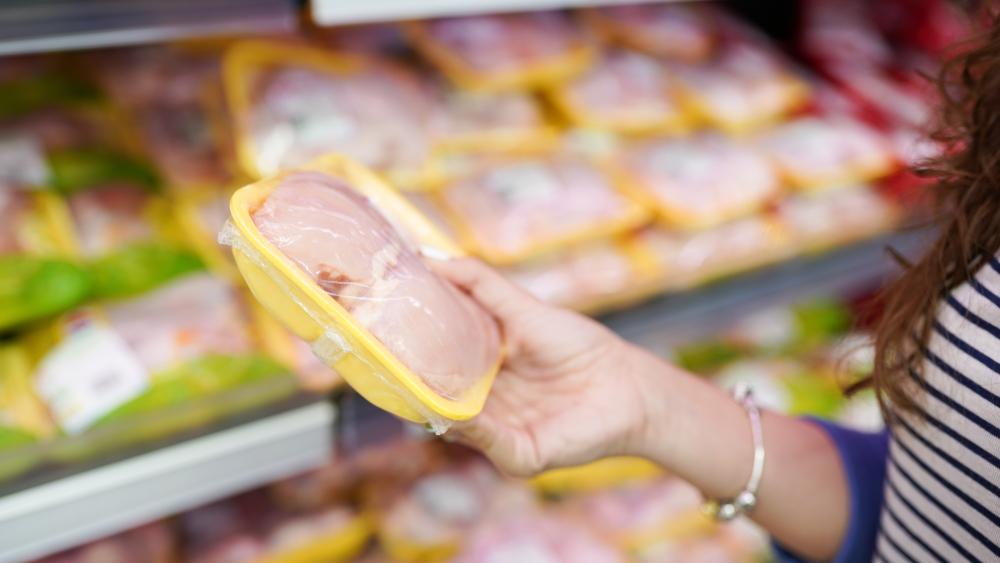 Ce a putut să găsească o mamă în caserola cu carne de pui, luată din supermarket. A scos imediat telefonul și a fotografiat