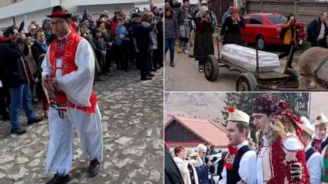 Ritual inedit la începutul primăverii într-un sat transilvănean. Datează de 300 de ani. De ce se plimbă un sicriu