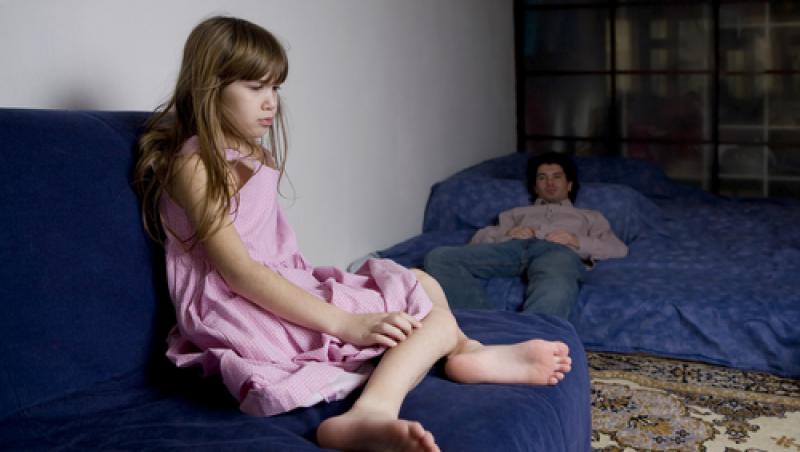Un tată și-a trimis fiica la școală îmbrăcată în pijamale. Pedeapsa a fost criticată aspru de soția sa care nu știa ce se întâmplă
