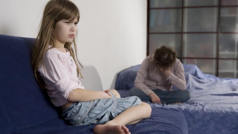 Un tată și-a trimis fiica la școală îmbrăcată în pijamale. Pedeapsa a fost criticată aspru de soția sa care nu știa ce se întâmplă