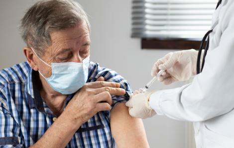 La 62 de ani, un bărbat susține că a făcut 217 vaccinuri împotriva COVID. Cum se simte