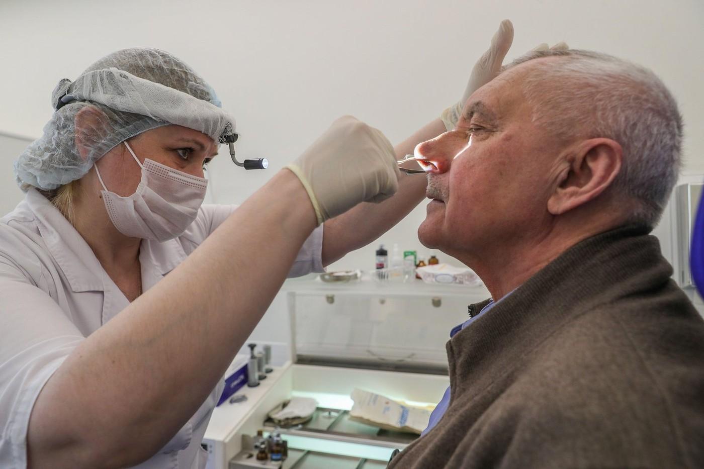 Un bărbat a ajuns la spital și medicii i-au descoperit 150 de gândaci în nas. Pacientul a fost uluit, fiindcă nu a simțit nimic