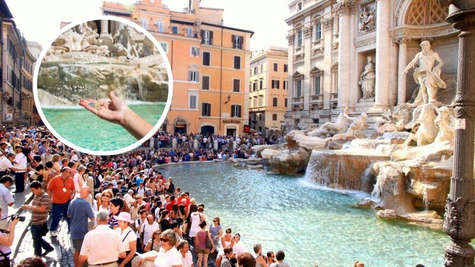 colaj fontana di trevi cu turiști în jur și mână care ține monede pentru a fi aruncate în fântână