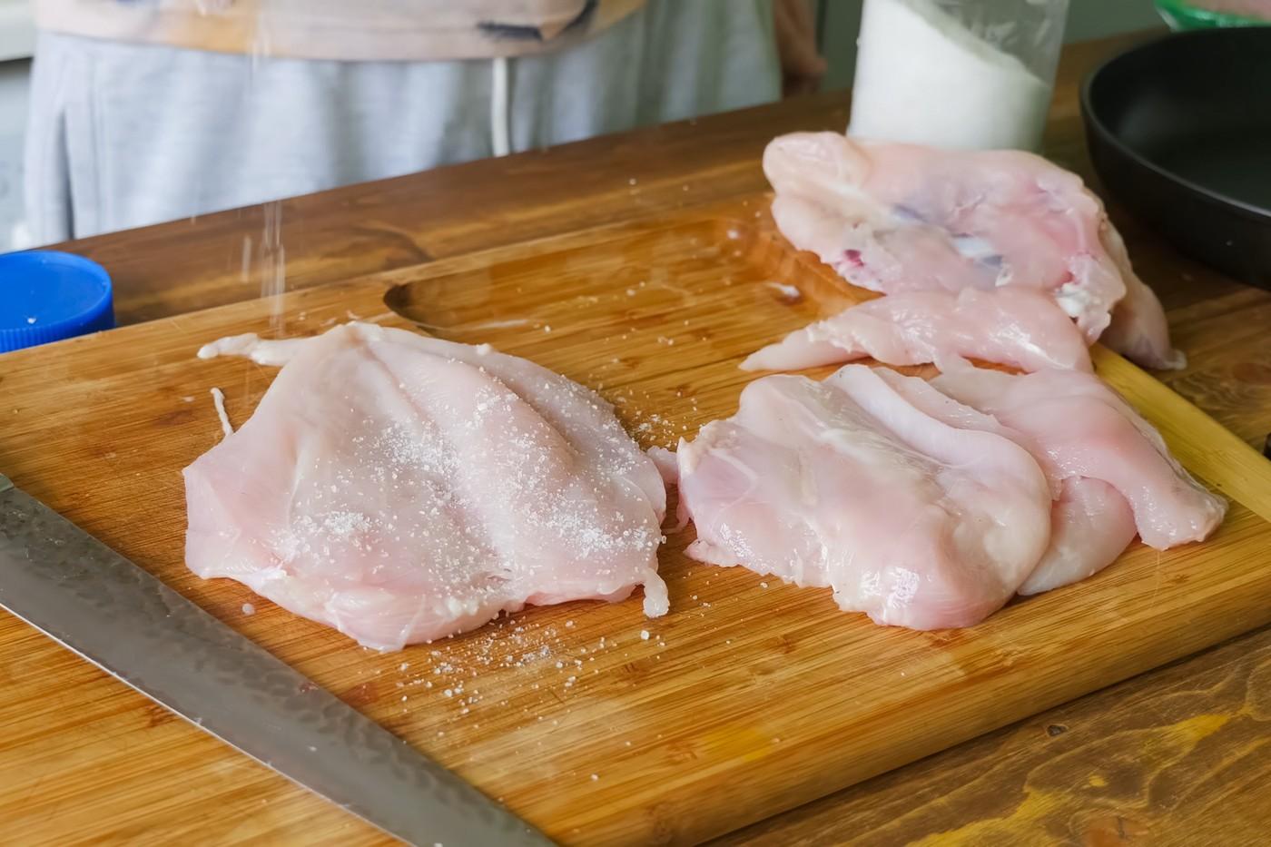 Ce a pățit un bărbat după ce a mâncat zilnic carne crudă de pui, timp de 200 de zile. Cum s-a terminat experimentul