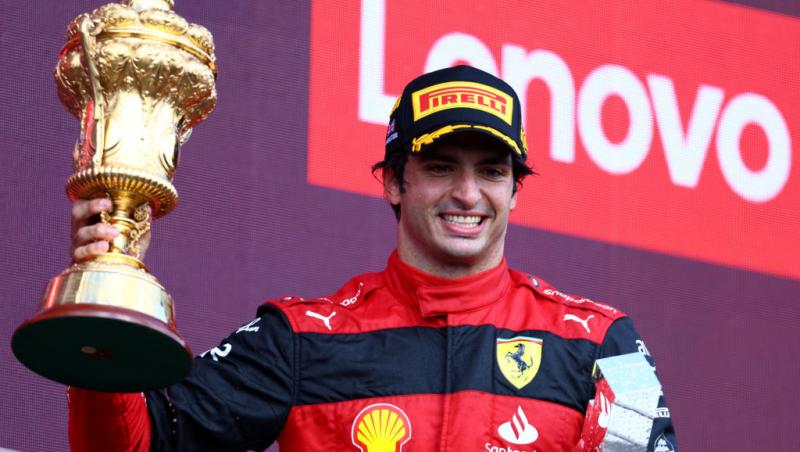carlos sainz pe podium în bahrain cu trofeul