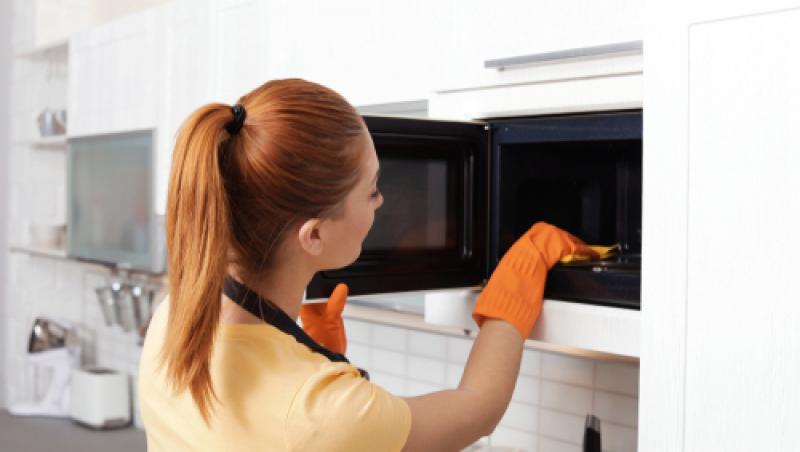 Cele mai ingenioase metode de curățare a cuptorului cu microunde cu zero efort. Experții au dezvăluit secrete simple și eficiente