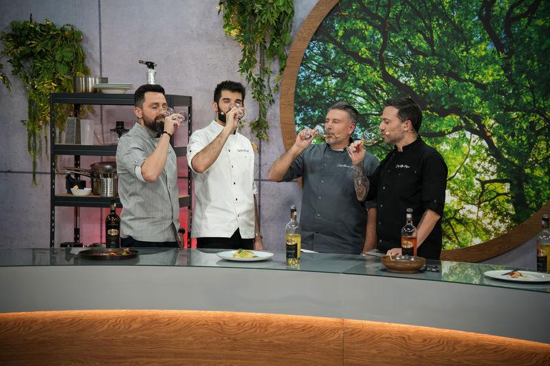 Cei patru jurați din sezonul 13 Chefi la cuțite în timp ce savurează un pahar de vin