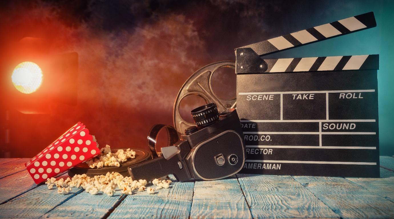 Un cadru de film cu o pungă de popcorn