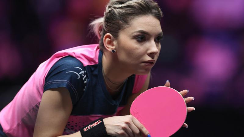 Bernadette Szocs la o competiție de tenis cu paleta roz în mână