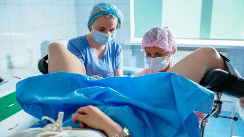 O femeie a lucrat timp de zece ani ca medic ginecolog fără a avea studii. De ce spune că este nedreaptă pedeapsa