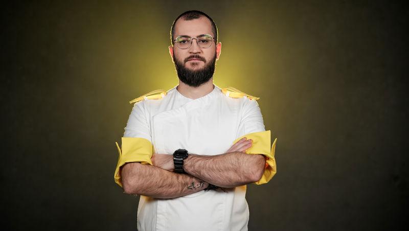 Chefi la cuțite, sezonul 13. Cine sunt concurenții din echipa lui chef Alexandru Sautner. Ei au primit tunica galbenă