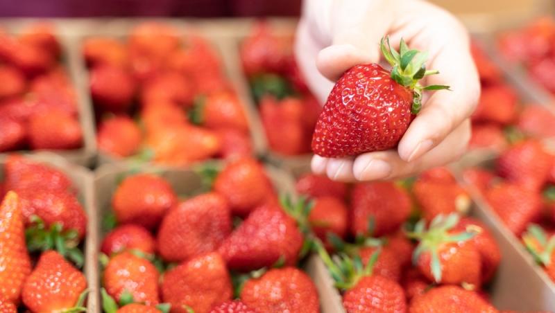 Au apărut primele căpșuni românești pe tarabele din piețe. Cât a ajuns să coste un kilogram în 2024