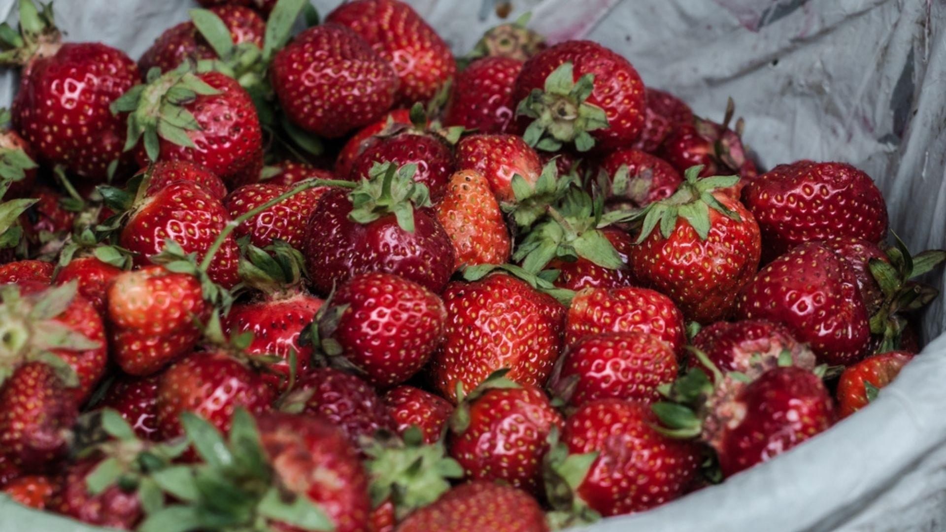 Au apărut primele căpșuni românești pe tarabele din piețe. Cât a ajuns să coste un kilogram în 2024