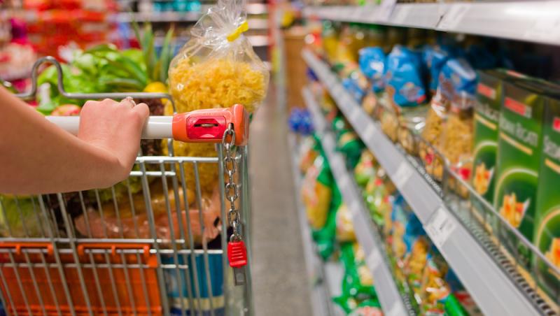 Ce este „căruciorul surpriză”, de fapt. Un supermarket din România oferă reduceri de 65%, pe loc, la mai multe produse