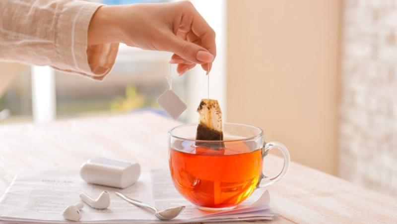 Ceaiul la plic, mai periculos decât credem. Cercetătorii germani au descoperit urme genetice de la gândaci, păianjeni și muște