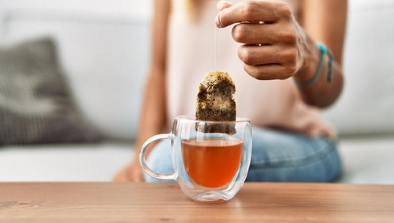 Ceaiul la plic, mai periculos decât credem. Cercetătorii germani au descoperit urme genetice de la gândaci, păianjeni și muște