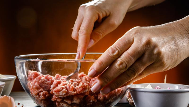 Ce trebuie să pui în carnea tocată pentru a prepara niște chiftele pufoase și delicioase. Ingredientul-minune se găsește ușor
