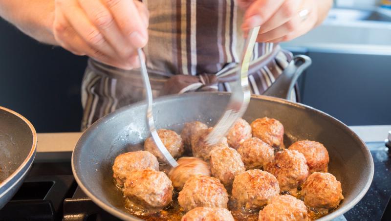 Ce trebuie să pui în carnea tocată pentru a prepara niște chiftele pufoase și delicioase. Ingredientul-minune se găsește ușor