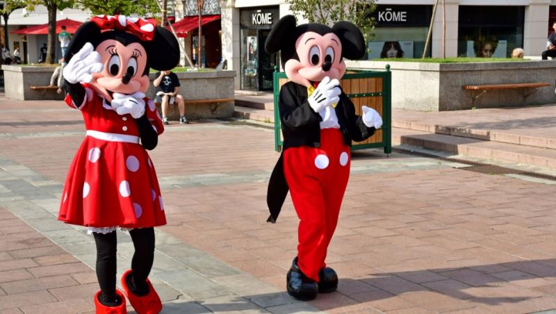Doi hoți români costumați în Mickey și Minnie Mouse au fost prinși de polițiști.