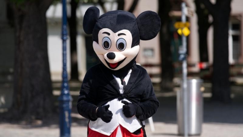 Mickey și Minnie Mouse, hoți în Italia. Doi români costumați în celebrele personaje au fost prinși de polițiști