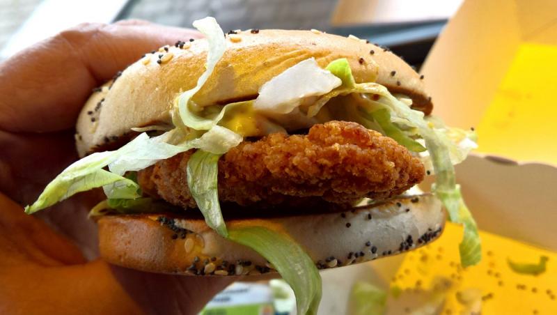 Ce a putut să găsească o tânără într-un burger de pui cumpărat de la un fast-food celebru: „Era viu și mișca”